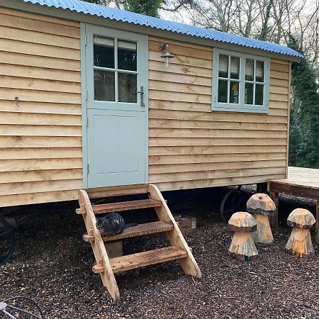 Chez Maurice Luxury Shepherds Hut With Bath And Hot Tub Kelling Екстериор снимка