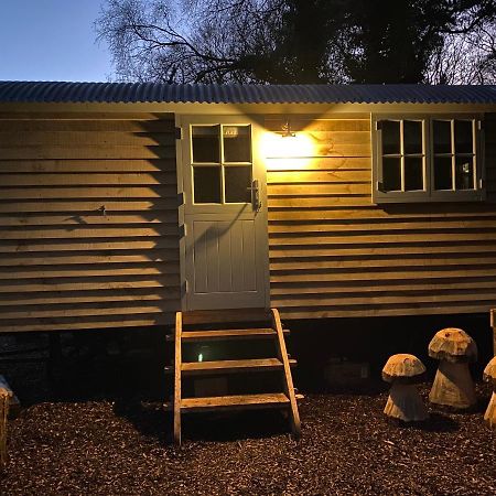 Chez Maurice Luxury Shepherds Hut With Bath And Hot Tub Kelling Екстериор снимка