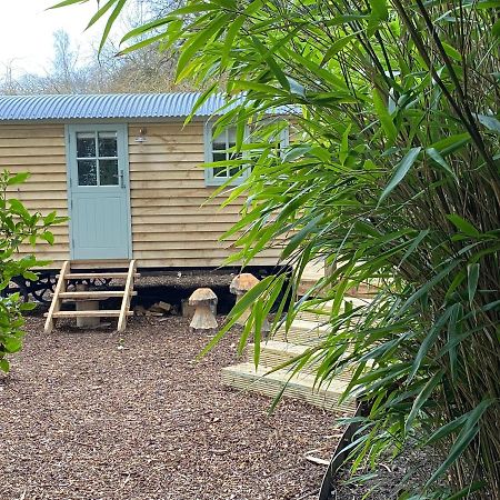 Chez Maurice Luxury Shepherds Hut With Bath And Hot Tub Kelling Екстериор снимка