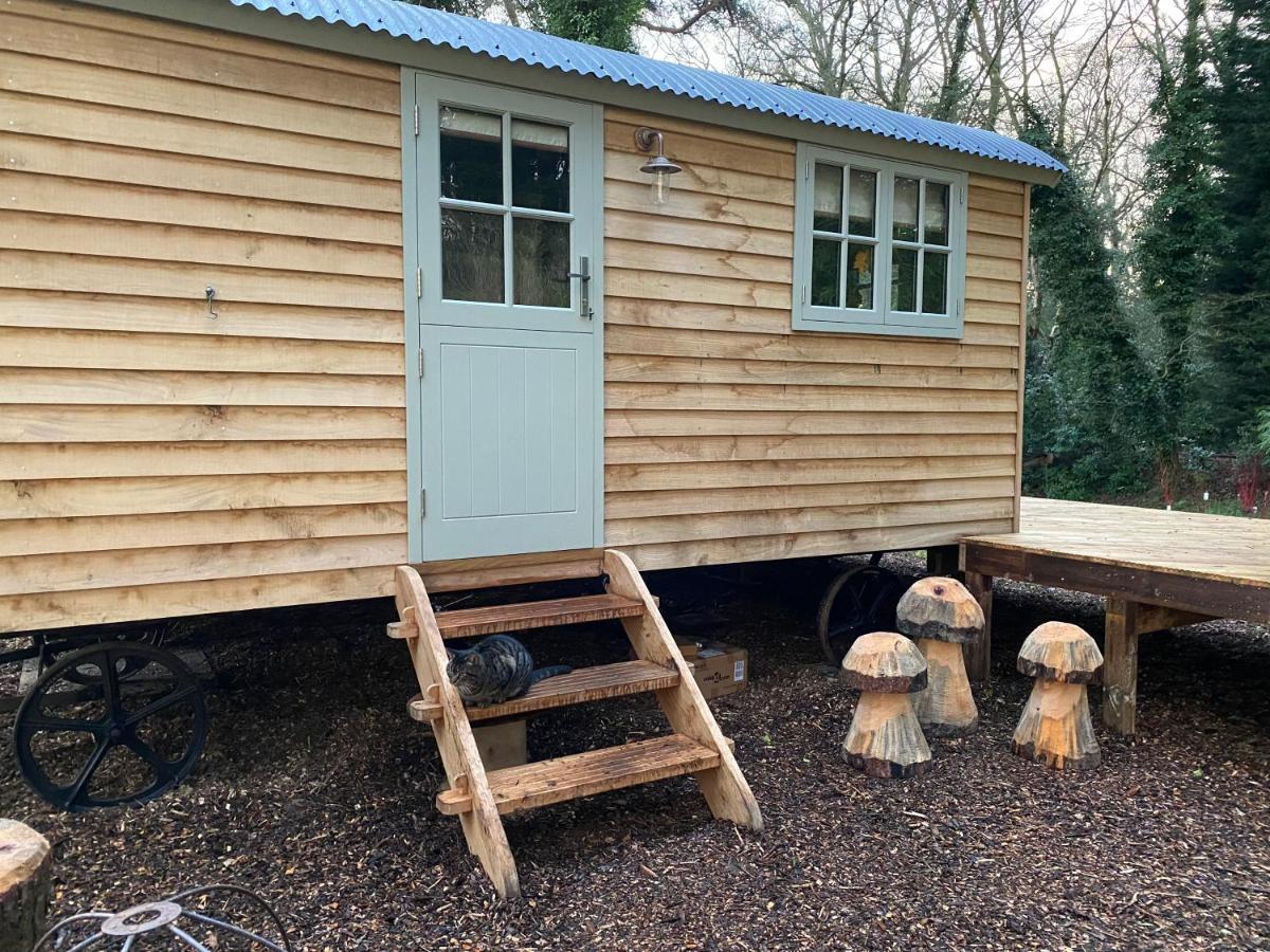 Chez Maurice Luxury Shepherds Hut With Bath And Hot Tub Kelling Екстериор снимка