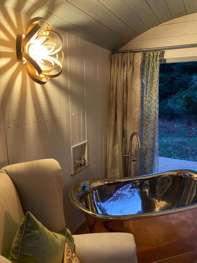 Chez Maurice Luxury Shepherds Hut With Bath And Hot Tub Kelling Екстериор снимка