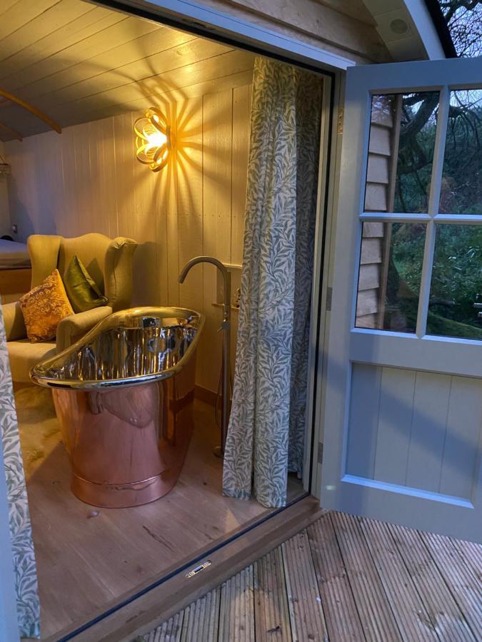 Chez Maurice Luxury Shepherds Hut With Bath And Hot Tub Kelling Екстериор снимка
