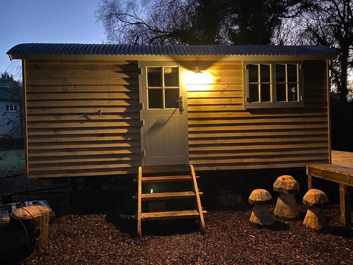 Chez Maurice Luxury Shepherds Hut With Bath And Hot Tub Kelling Екстериор снимка