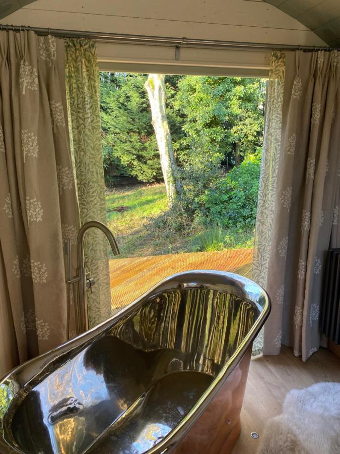 Chez Maurice Luxury Shepherds Hut With Bath And Hot Tub Kelling Екстериор снимка