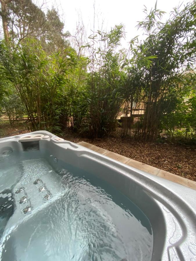 Chez Maurice Luxury Shepherds Hut With Bath And Hot Tub Kelling Екстериор снимка