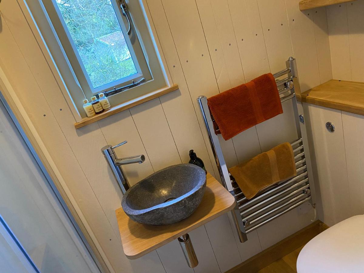 Chez Maurice Luxury Shepherds Hut With Bath And Hot Tub Kelling Екстериор снимка