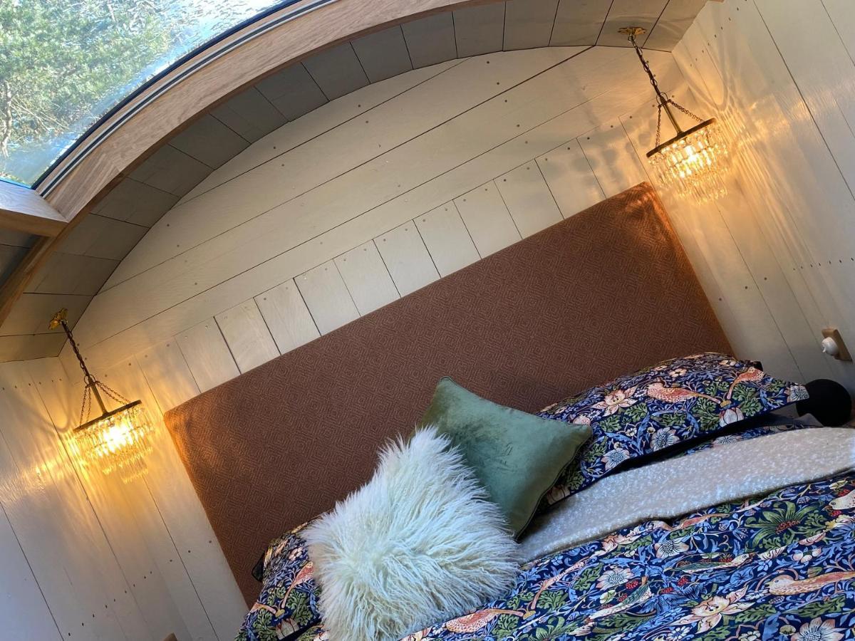 Chez Maurice Luxury Shepherds Hut With Bath And Hot Tub Kelling Екстериор снимка
