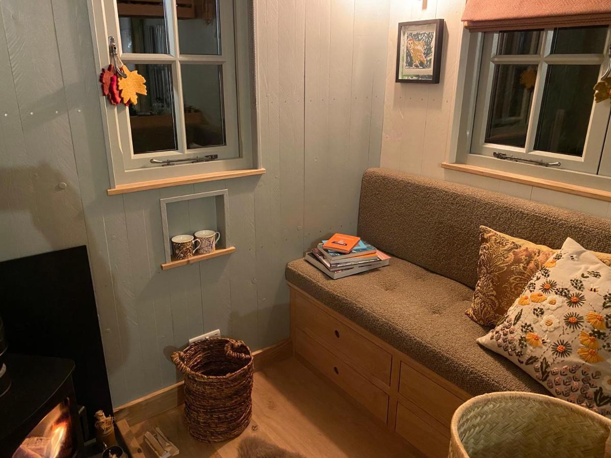 Chez Maurice Luxury Shepherds Hut With Bath And Hot Tub Kelling Екстериор снимка