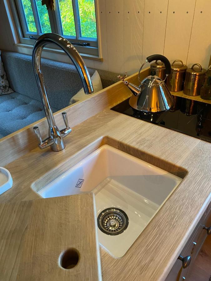 Chez Maurice Luxury Shepherds Hut With Bath And Hot Tub Kelling Екстериор снимка